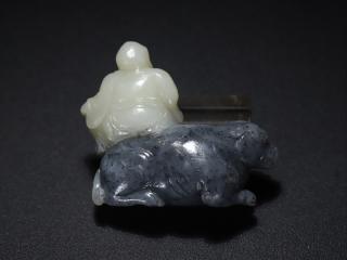 清代 和田玉青花籽料伏虎罗汉摆件,尺寸7.5*6.1*3.1厘米,重134.3克